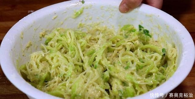 春天蘿蔔這樣吃,打入3個雞蛋,不燉不炒,全家都愛吃