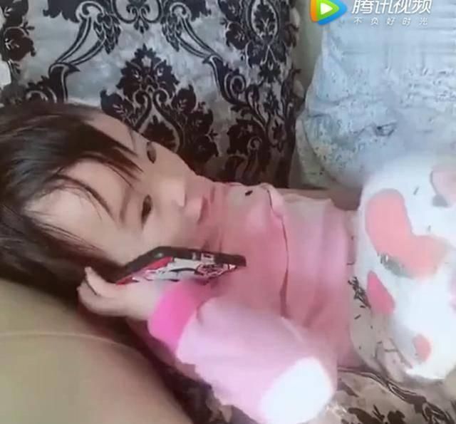 模仿能力|女儿模仿妈妈,对着电话喊“老公”,接下来让妈妈笑岔气