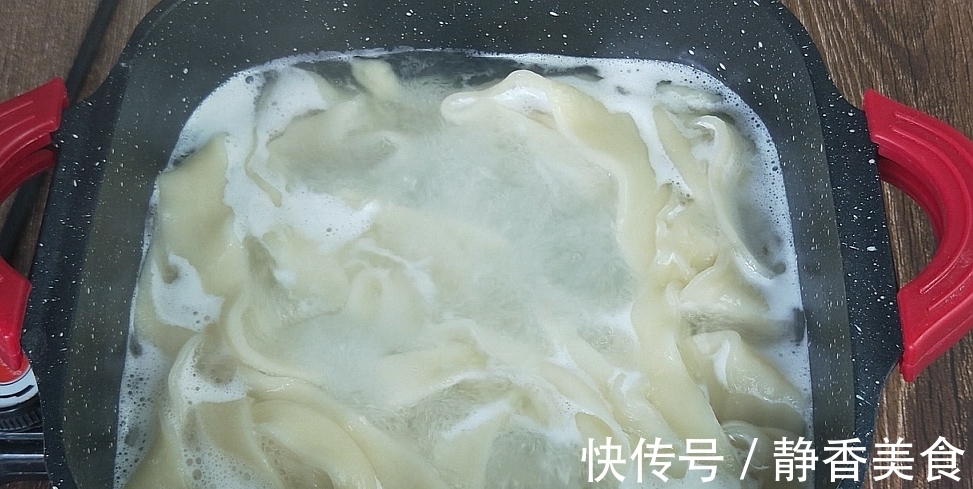 我家面条从来不买，教你秘制做法，筋道爽滑，1.5元面粉做一锅