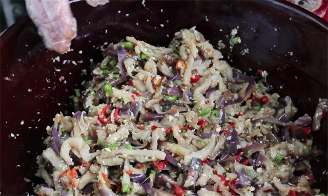 晾干|教你在家腌茄子,一次买10斤茄子腌制起来,放一年不怕坏