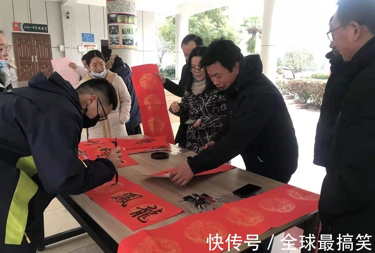 武汉市蔡甸区汉阳一中!迎新春送祝福,汉阳一中书法社团写春联赠师生
