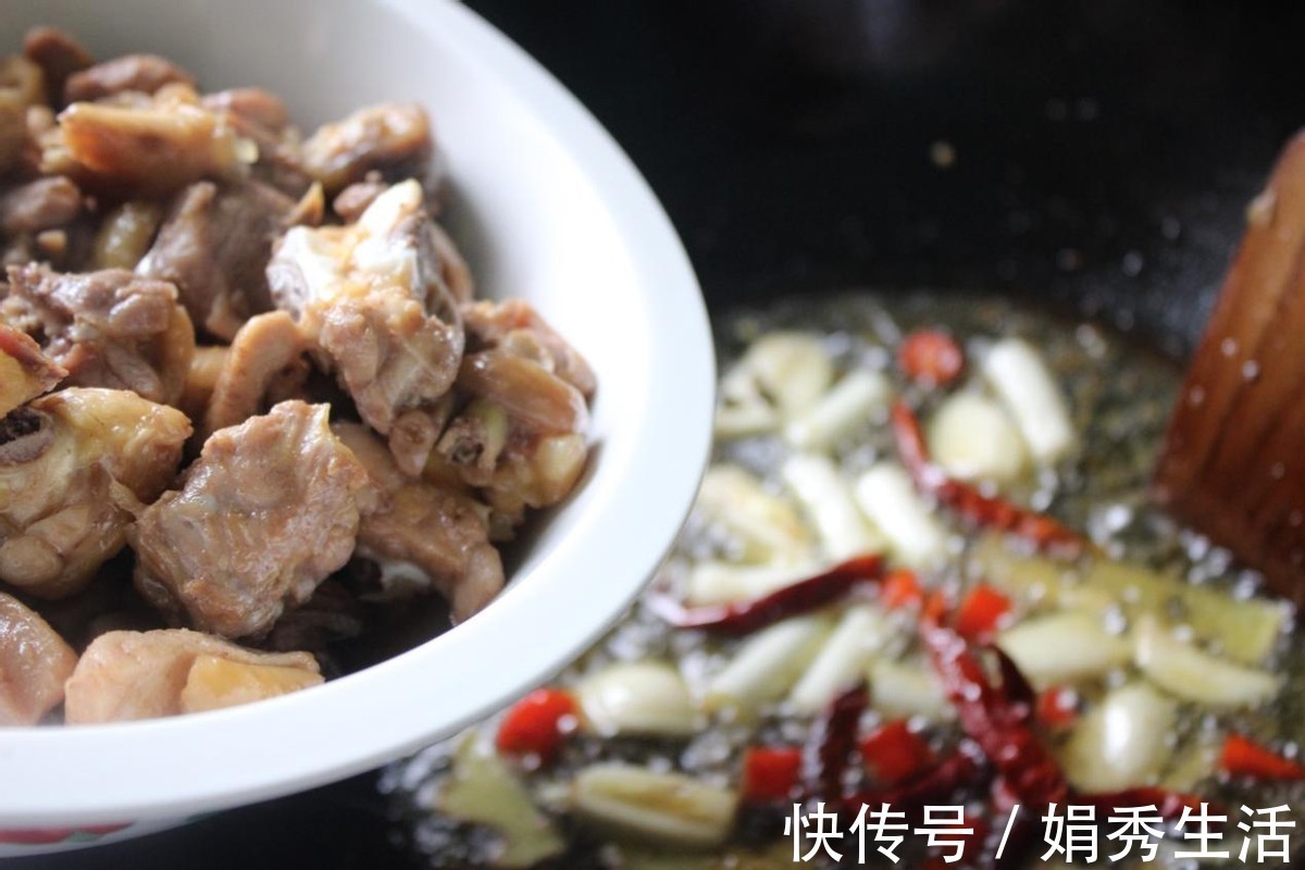 红椒|这大盘鸡看着就流口水,颜色鲜艳好吃,出锅2碗米饭不够吃
