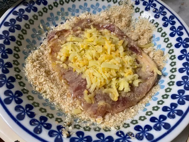 做菜嫌麻烦大叔教你起司猪排,金黄酥脆,香气扑鼻,小孩最爱~