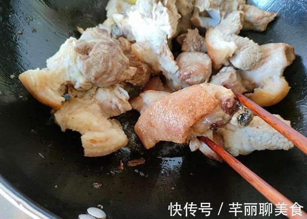 蹄膀|夏天，少买牛羊肉，12元一斤的肉才香，焯水后加料卤，香糯好吃