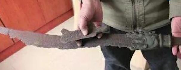 数代|百姓得到皇帝佩刀，数代供奉保护，还因它全家遭到迫害