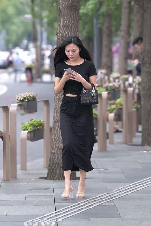 小姐姐 浅紫色蛋糕连衣裙搭配粗低跟鞋，风格高雅，层次感十足