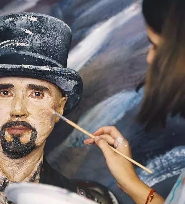 小天才!7岁天才小画家,把真人画进作品,创意堪比毕加索,获得国际认可