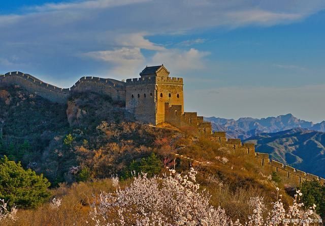 风轻$20首诗词描写长城欲上长城顶,相看大漠江烟。江烟笼翠葱茏尽