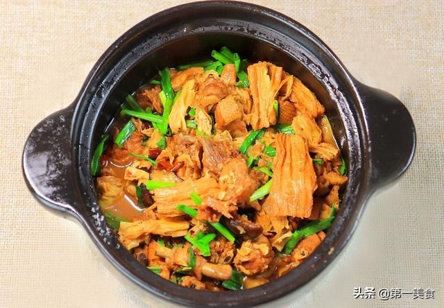 腐竹|鸭肉怎么焖才好吃？厨师长教你做法，出锅鲜香四溢，鲜嫩入味