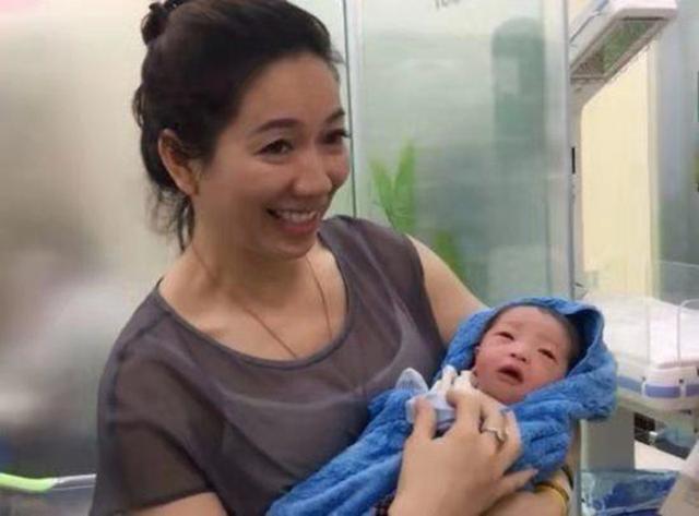 外婆|“年轻”外婆抱娃走红,看起来不过30岁,网友:简直太美了