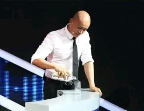 乐嘉首次公开露面，直播间潸然泪下，对《超级演说家》余怒未消