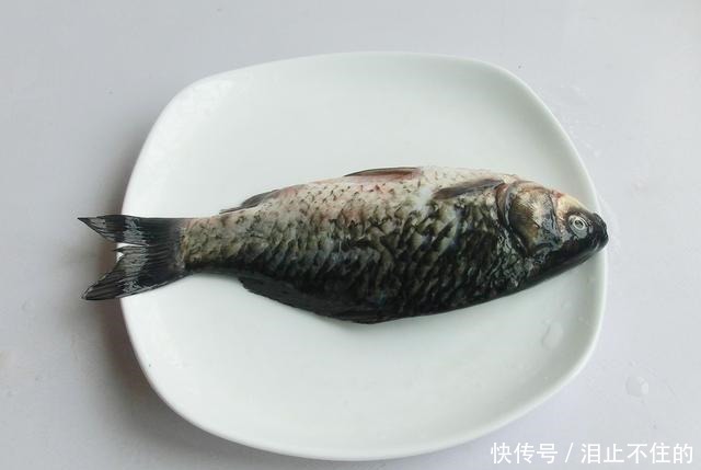 不管炖什么鱼汤,都不要放这“2种调料味”,做不对鱼又腥又难喝