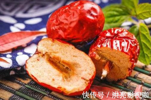 红枣别再直接吃非常脏,干货店老板教我一招,灰尘虫卵自己跑出来