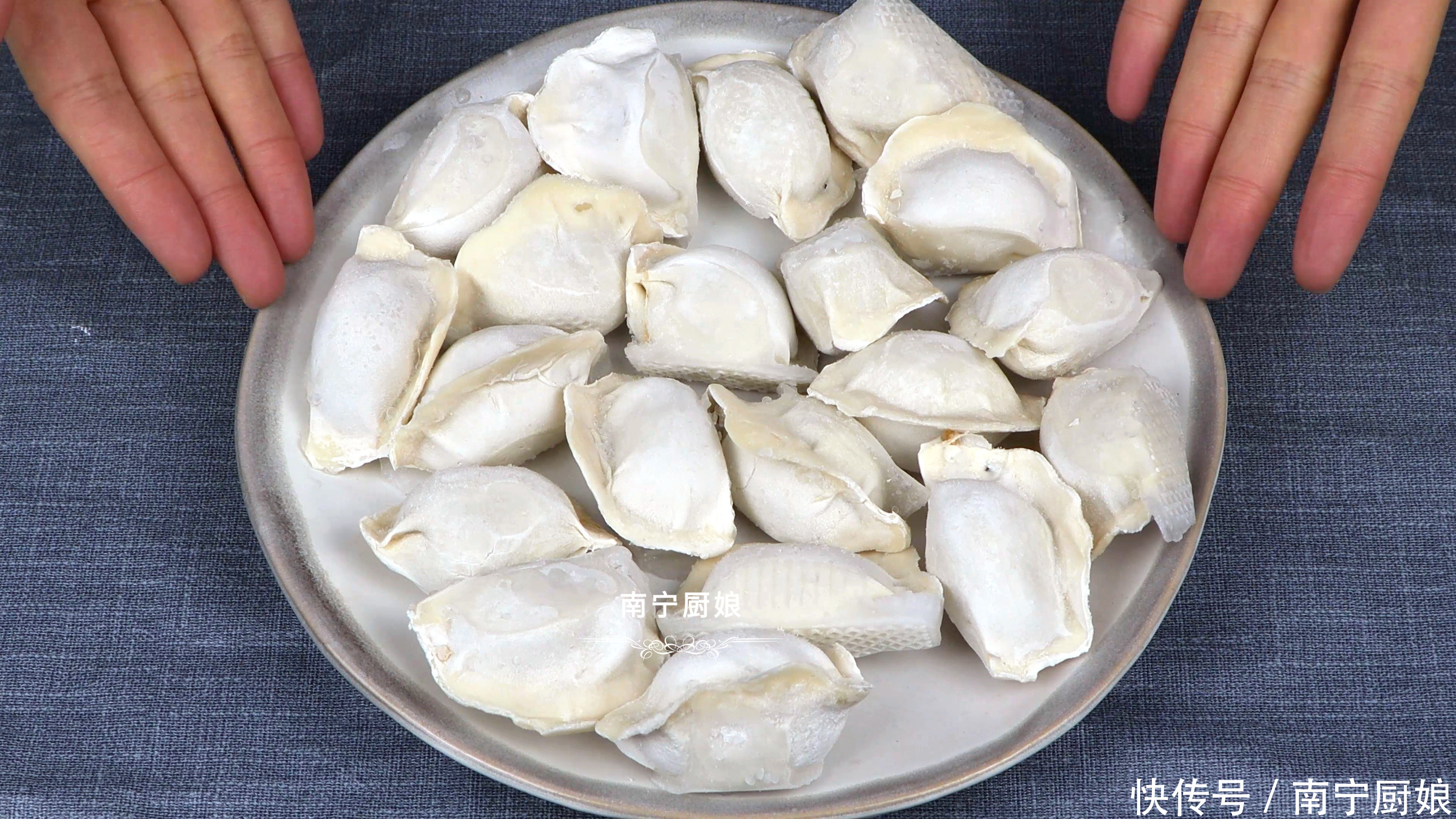 煮冻饺子时，冷水还是开水下锅好？教你正确煮法，饺子完整不破皮