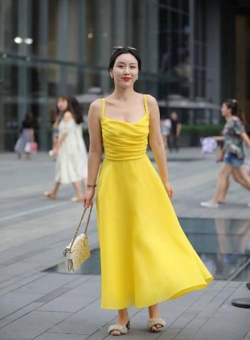 街拍 连衣裙,彰显落落大方的气场,彰显女神的品味!
