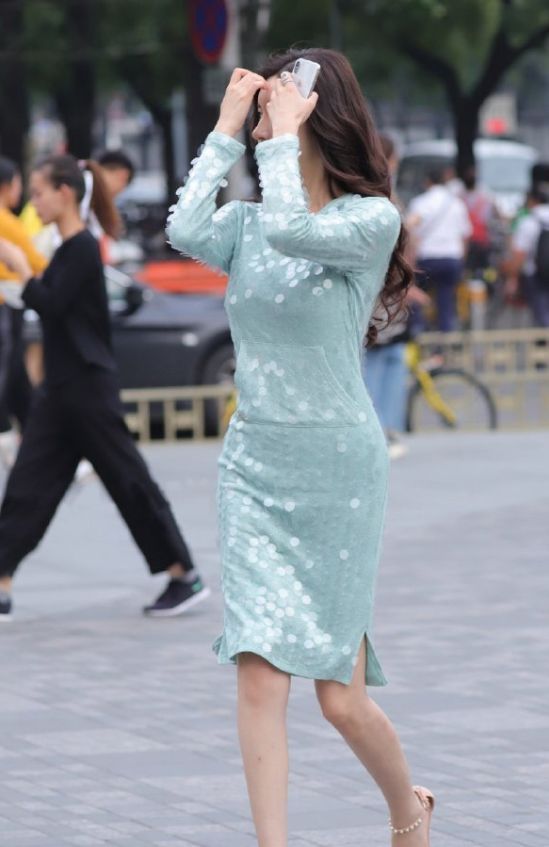 街拍|路人街拍,粉红色T恤搭配网格短裙,迷人又高贵