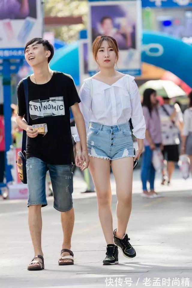 美女 街拍:身材丰满穿牛仔短裤的大白腿性感美女