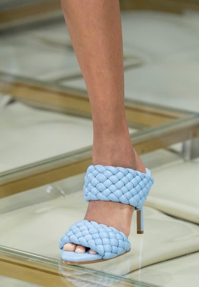 穿着|别总穿一字带凉鞋,今夏流行这些“双带”凉鞋,时髦洋气又舒适