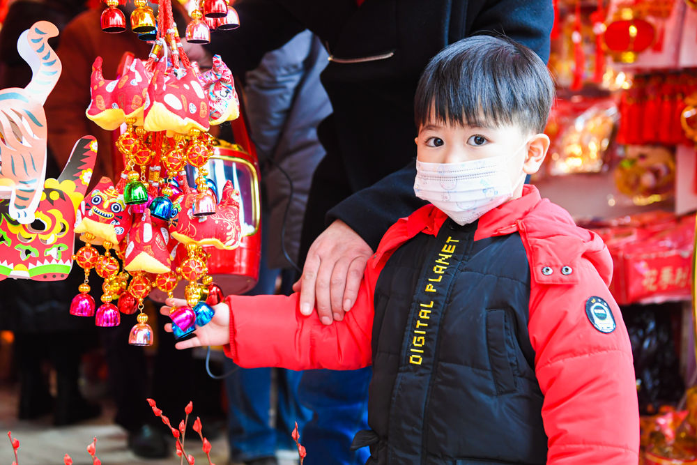 饰物|图说│过年就是要红红火火！虎年新春临近，去福佑路小商品市场挑个福字、选副春联