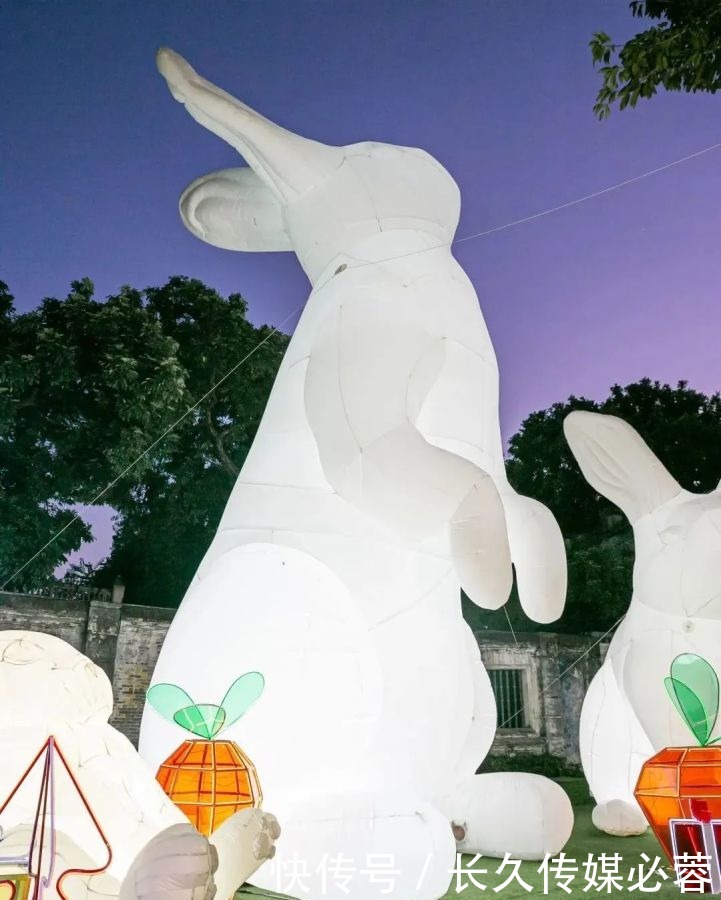 岭南天地|地铁直达看光影艺术,“神秘发光巨兔”华南首展等你来撸兔!