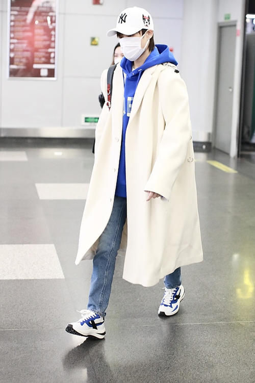 白色大衣真实用，可以优雅高贵，也可以帅气清爽，百搭又时髦