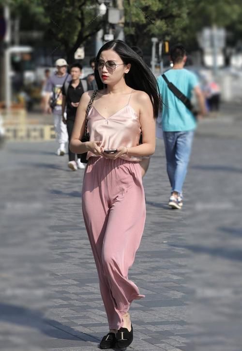 吊带|小姐姐一身粉色“真丝”吊带，这么不仅穿性感而且很凉爽吧