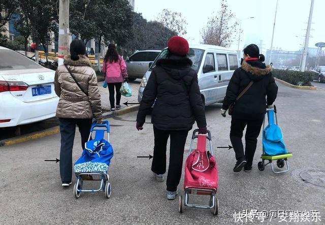 女人过了40岁,少穿黑裤子!日式新穿法:毛衣+裙子,又美又嫩