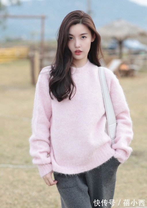 卷发 早春建议多穿“毛衣”,搭配阔腿裤的技巧+思路在这里,显瘦显高