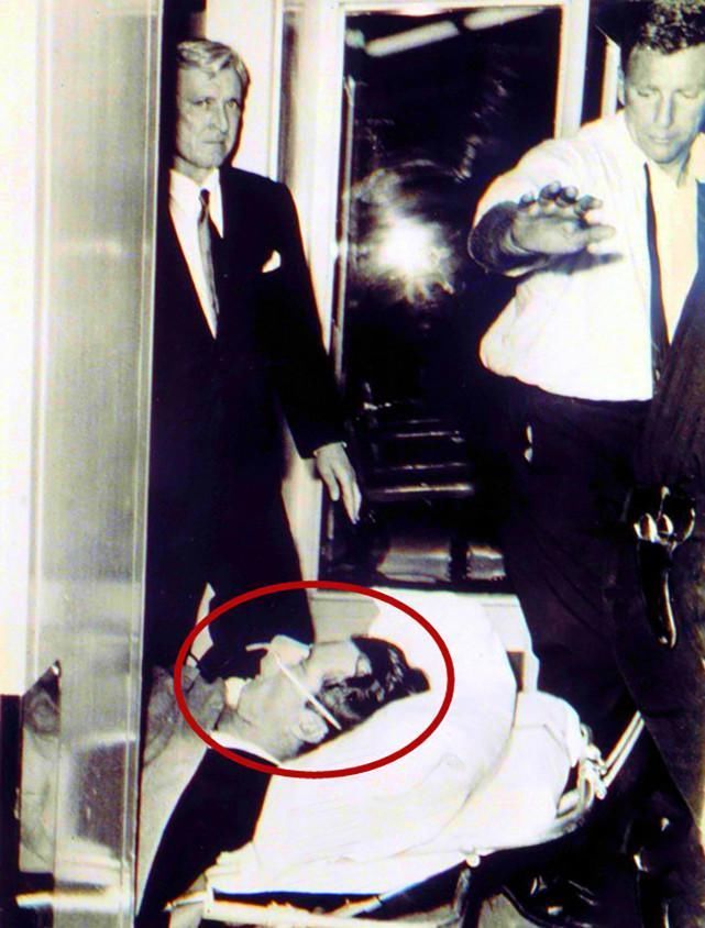 过目难忘|历史上过目难忘的照片日本兵为美军拉黄包车,图7被美军扛走的女游击队员