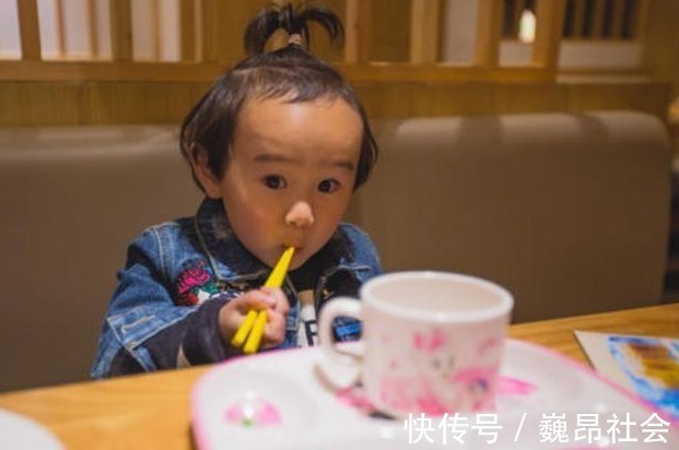 家长会|妈妈,我碗里有头发,2位妈妈的不同处理方式,情商高低立显