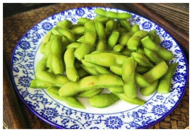煮毛豆时,最忌直接下锅煮,记住1个窍门,毛豆翠绿好吃又入味