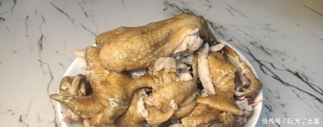 我们不需要一滴油或明火就能做出鲜香美味的电饭煲焖鸡