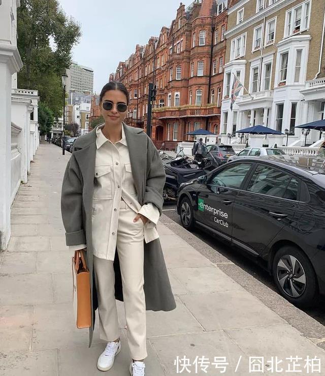 50岁的女人,过年最好少穿“红一套”!试试这3种穿搭,特优雅