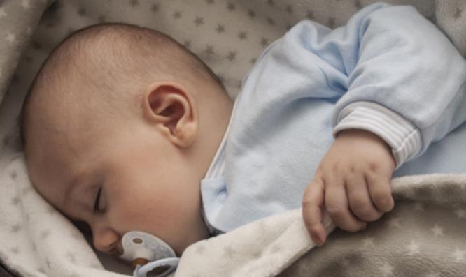 宝宝|宝宝睡觉时喜欢“抱大腿”,宝妈累到腿抽筋,是娃有了坏习惯吗?