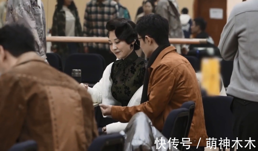 肖战|《如梦之梦》排练花絮曝光,肖战热心为同事拍背,认真学抱娃姿势