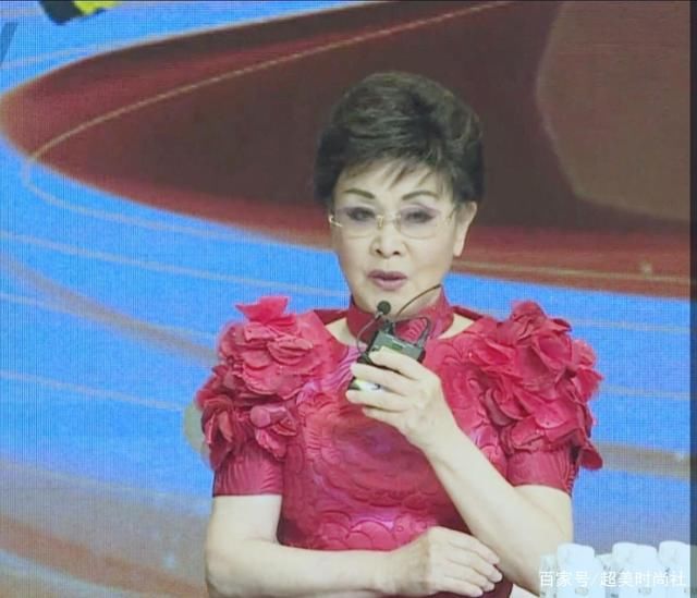 李谷一穿國風長裙上綜藝，76歲臉上未見皺紋，同框蔡明太有活力