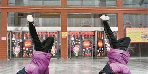 外甥|“最豪放小姨”溜娃火了一手拎娃简单粗暴,宝宝生无可恋克星