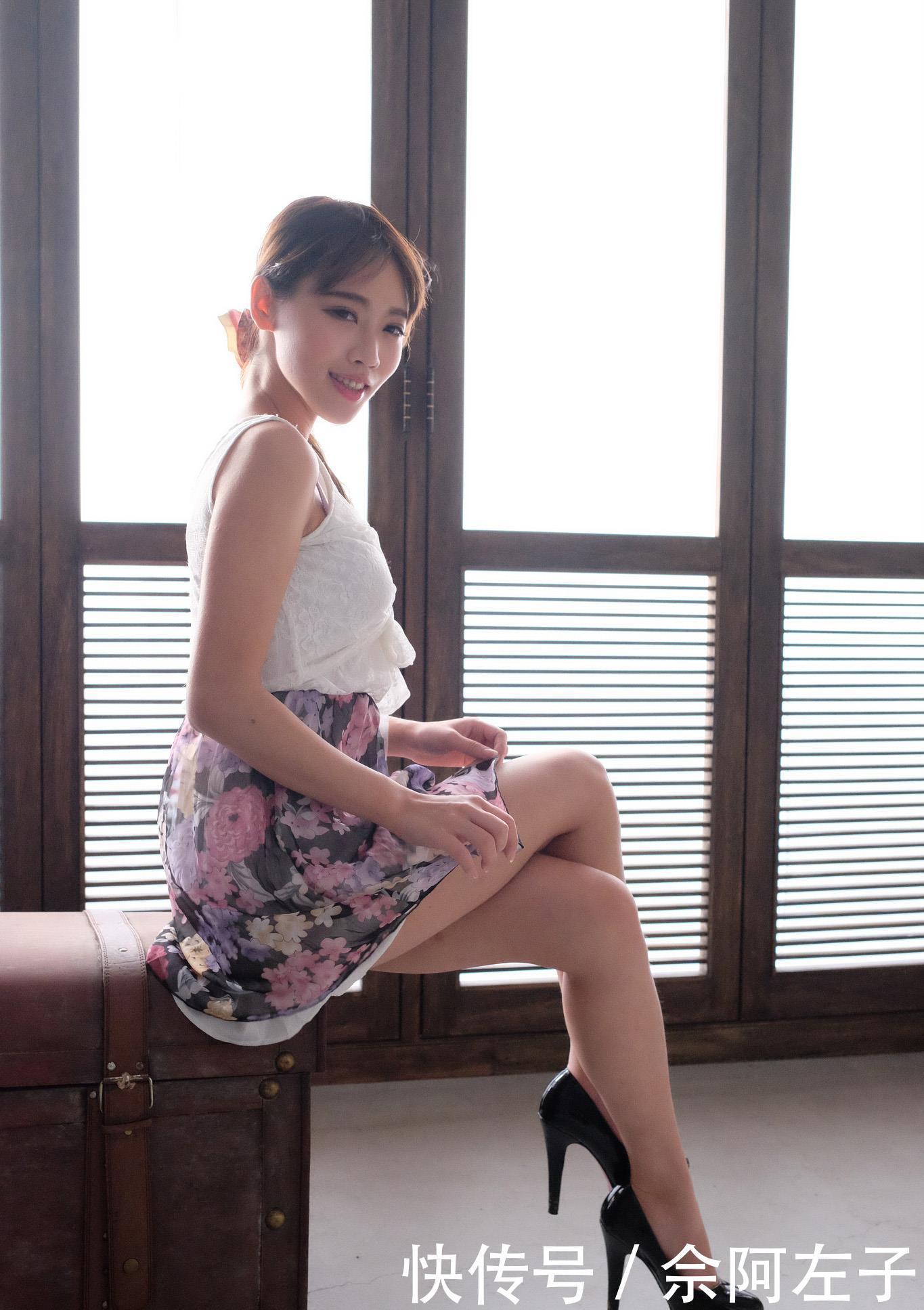 长发美女清新印花短裙显曼妙迷人性感身姿，搭出你想要的美丽