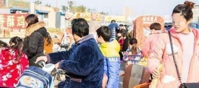 寒门|儿子质问妈妈:为啥别的妈都开车就你骑电动?宝妈回答堪称教科书