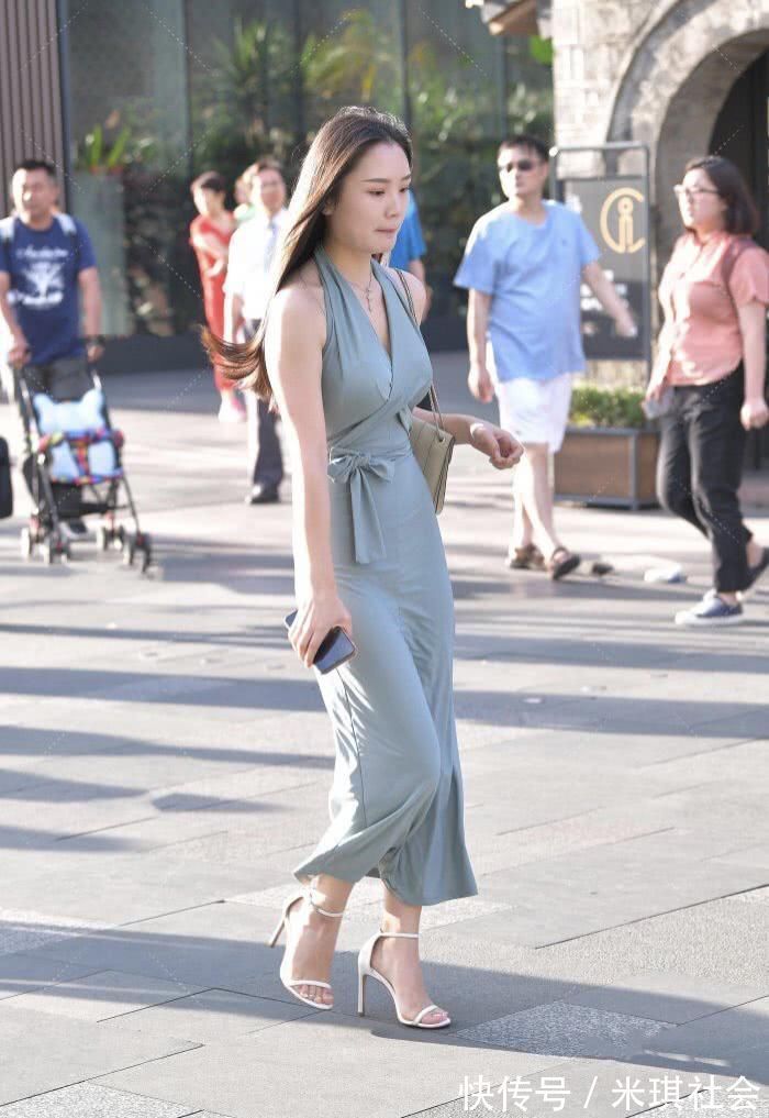 高跟鞋 洋气又时尚的裹身裙穿搭,在腰间“打个结”,显腿长还有修身的效果