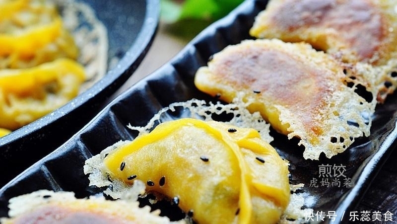 煎饺上的冰花，到底是面粉还是淀粉做的？加多少水才焦脆不糊？