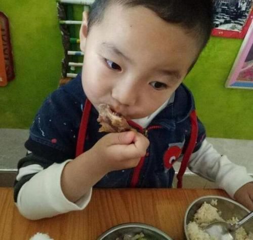 奶奶|7岁男孩长出双排牙,奶奶自责不已,医生:需要一颗颗拔掉