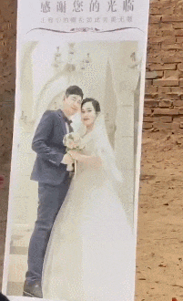 |搞笑GIF:摄影师都是高手,这结婚照P的,过火了吧