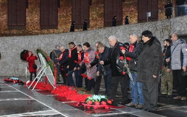 斯大林格勒|俄共向苏联烈士献花，纪念斯大林格勒战役胜利77年，捍卫历史记忆