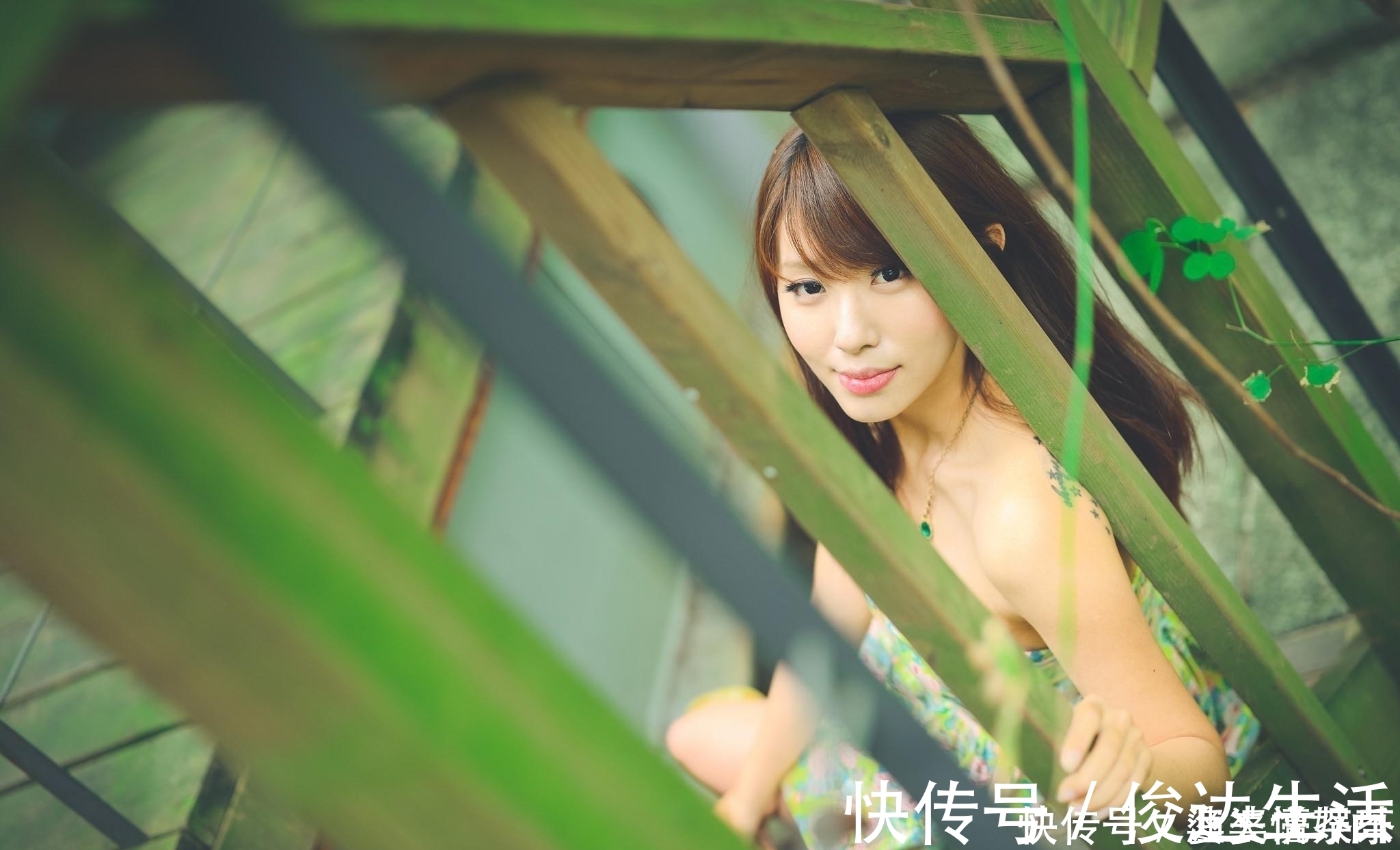 美女|时尚穿搭推荐：时尚美女唯美写真，青春、靓丽，简直美爆了