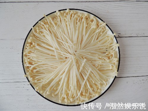 蒜蓉酱汁|鸡胸肉蒸着吃，鲜嫩多汁超入味，开胃下饭两不误，一盘不够吃