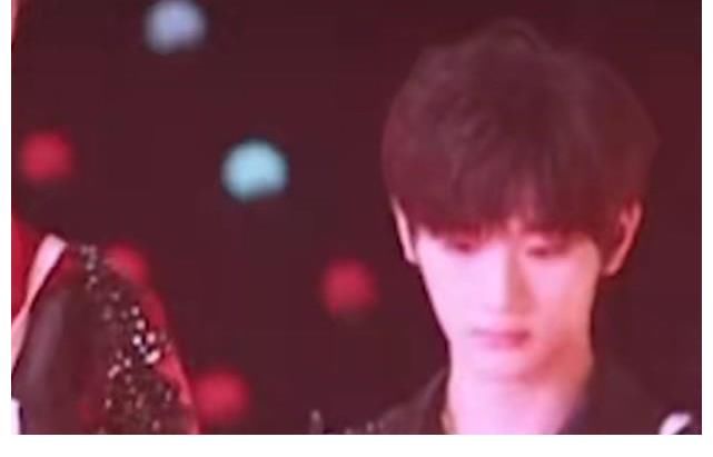 时代少年团跨年彩排:6位红衣少年敲响大鼓,现场气氛热烈美好!