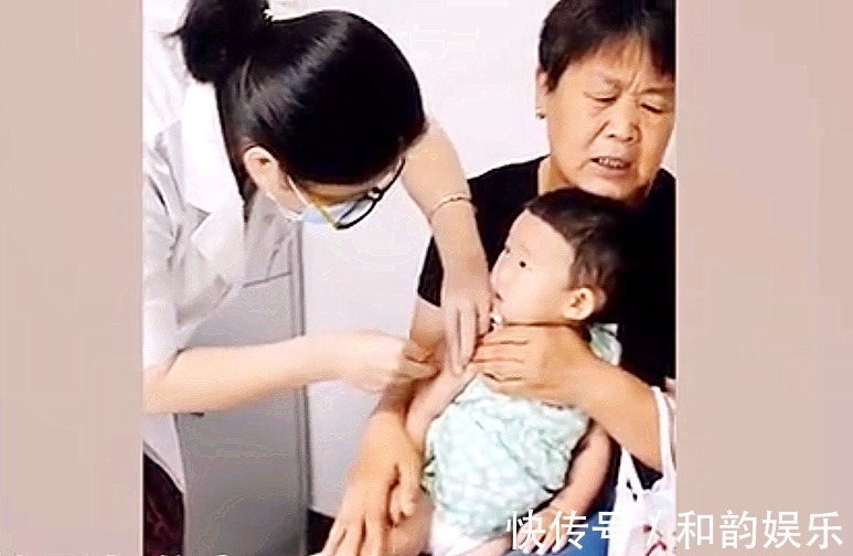 祖孙|孙子打针奶奶却火了!祖孙俩表情神同步,网友:真是亲孙子