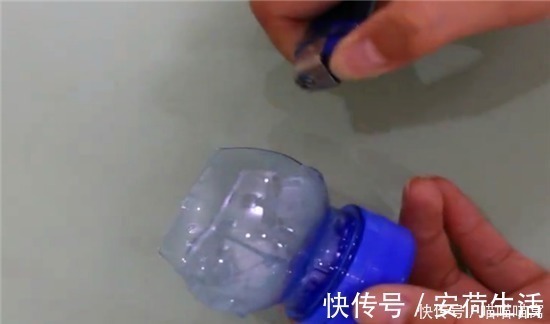 将塑料瓶剪两刀放在扫把上,邻居看见也做了一个,省钱又实用