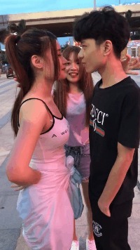 |搞笑GIF:不知道该哭还是笑 一进门看到男友偷用我的东西